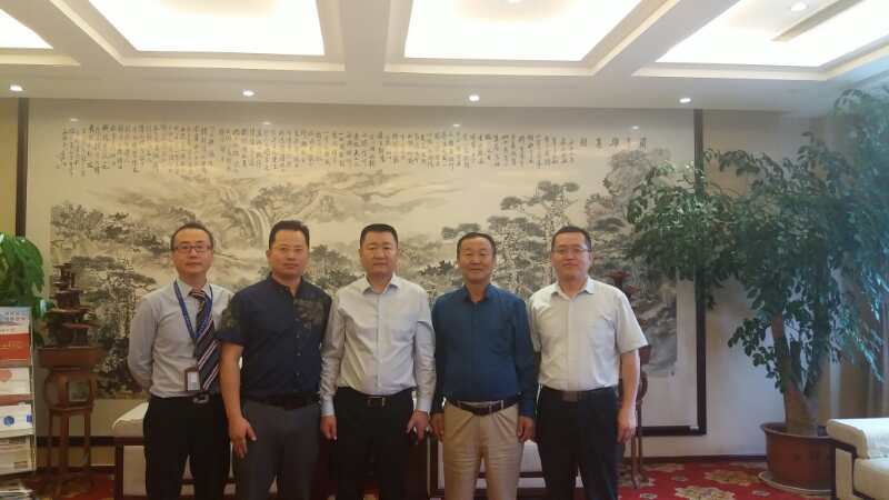 与卫康集团董事长交流合作