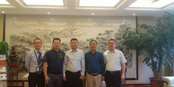 与卫康集团董事长交流合作